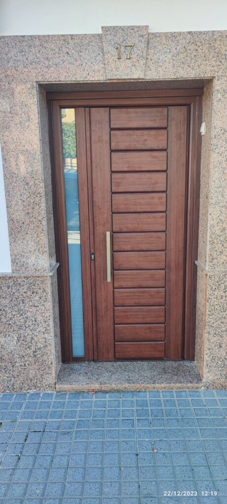 Puerta de seguridad instalada y fabricada en obra nueva