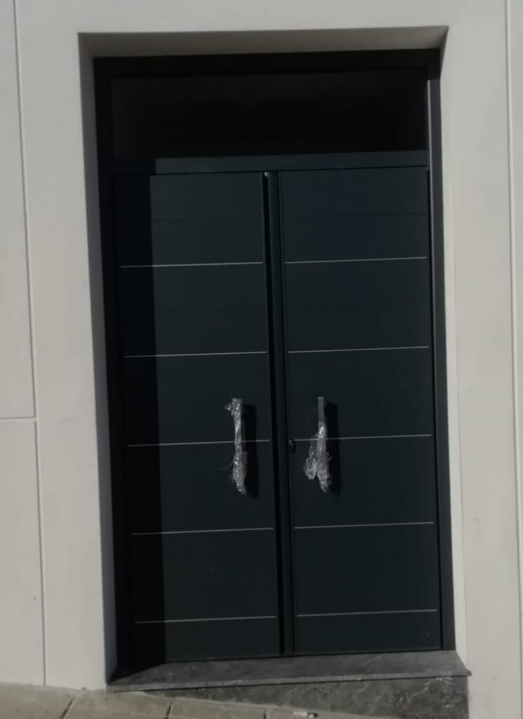 Puerta exterior de doble hoja diseñada y fabricada por la empresa